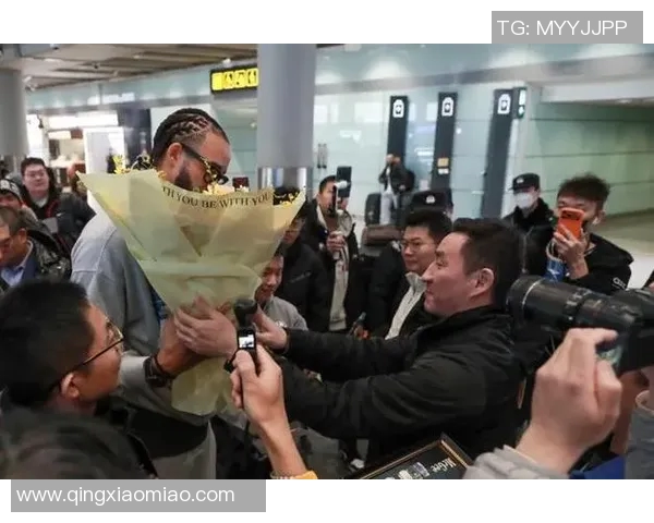 球员赛后现身机场感谢支持 球迷热情接机场面宛如澎湃人海